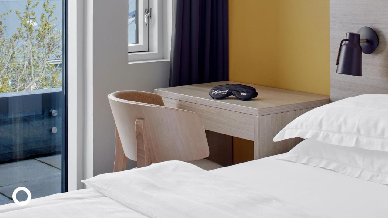 Doppel-/Zweibettzimmer mit Balkon