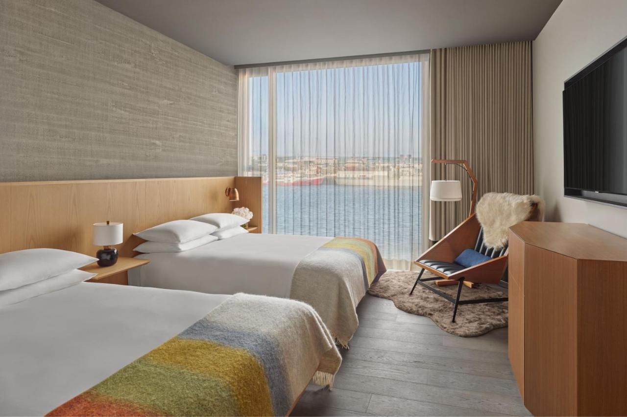 Zimmer mit 2 Queensize-Betten und Hafenblick