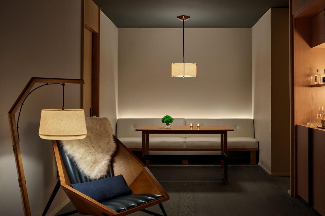 Loft-Zimmer mit Kingsize-Bett und Blick auf den Innenhof